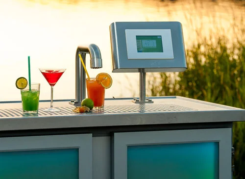 Nahaufnahme der Cocktailmaschine beim Mixen von zwei Cocktails